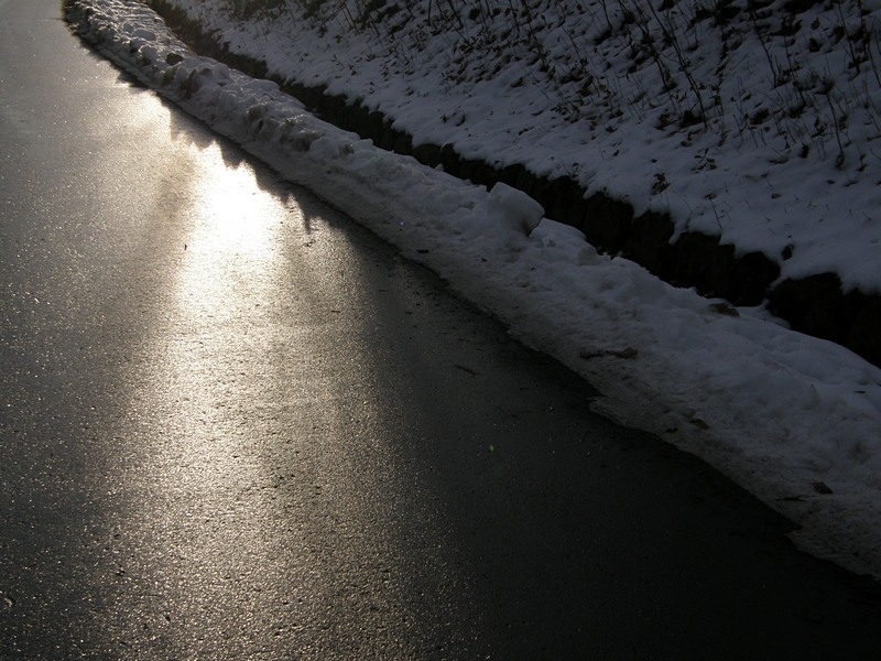 Straenrand mit Schnee und Licht